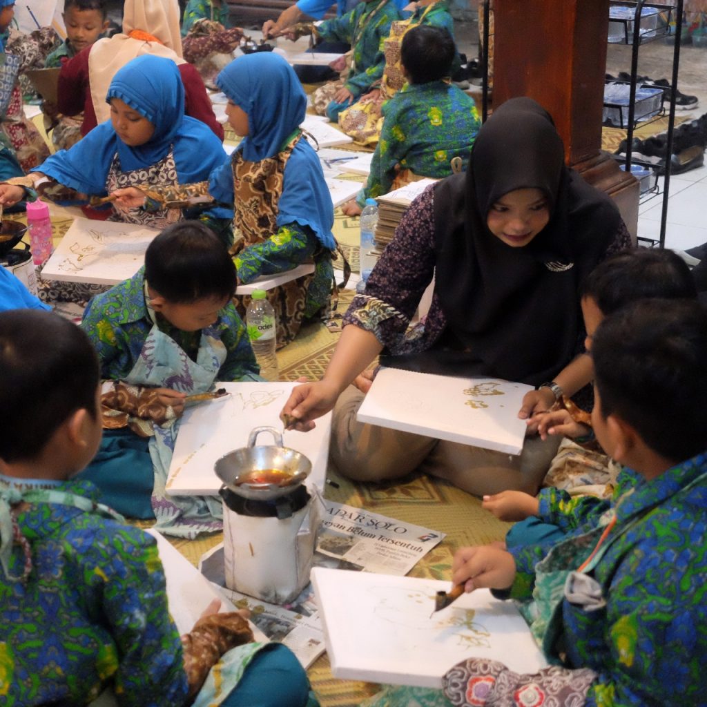 Siswa Kelas I SD Muhammadiyah 2 Solo Belajar Membatik di Kampung Batik Kauman