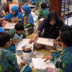 Siswa Kelas I SD Muhammadiyah 2 Solo Belajar Membatik di Kampung Batik Kauman