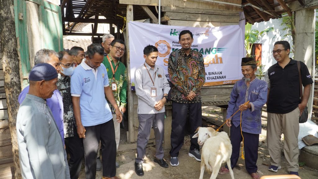 Lazismu dan BPRS Hikmah Khazanah Berdayakan Masyarakat Melalui Peternakan Madani