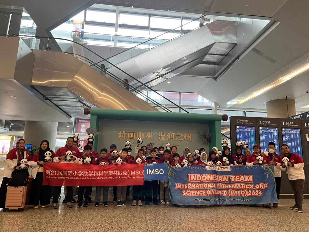 Nismara Pragya Chedrina Agung, murid kelas VI SD Muhammadiyah Program Khusus (PK) Kottabarat Solo meraih medali perak dalam ajang International Mathematics and Science Olympiad (IMSO) ke-21 di Wenzhou Institute UCAS, China, Selasa-Minggu (1-6/10/2024).