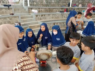 Murid SD Muhammadiyah PK Solo Praktik Olah Limbah Minyak Jelantah