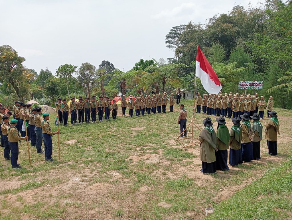 MTS Muhammadiyah Solo Gelar Kemah Bakti dan Outbound di Watu Gambir