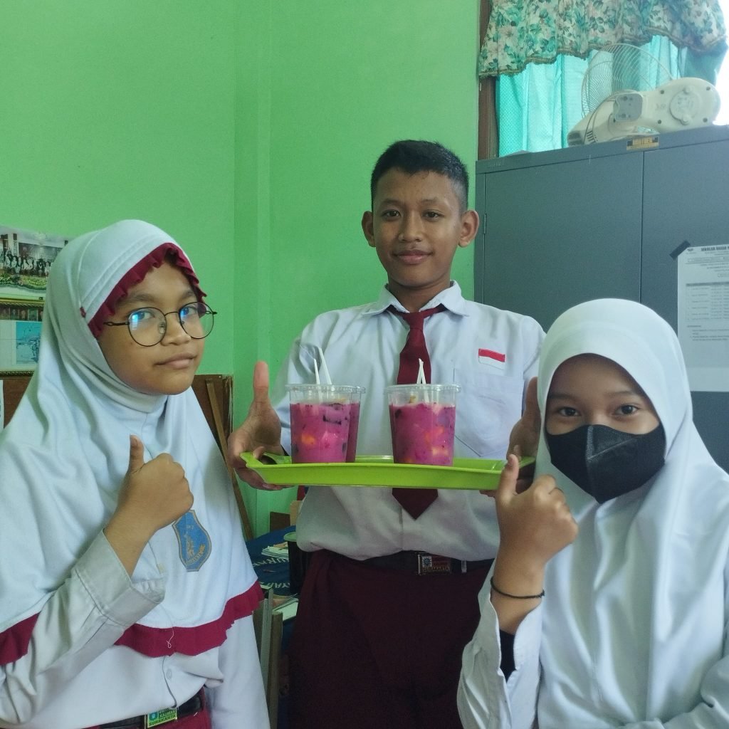 Siswa kelas VI A,B,C SD Muhammadiyah 2 Kauman, Solo melaksanakan pembelajaran praktik yakni berkreasi dengan buah pada Selasa (15/10/2024).