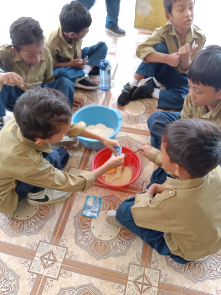 Latih Kemandirian, SD Muhammadiyah 21 Solo Gelar Kelas Memasak