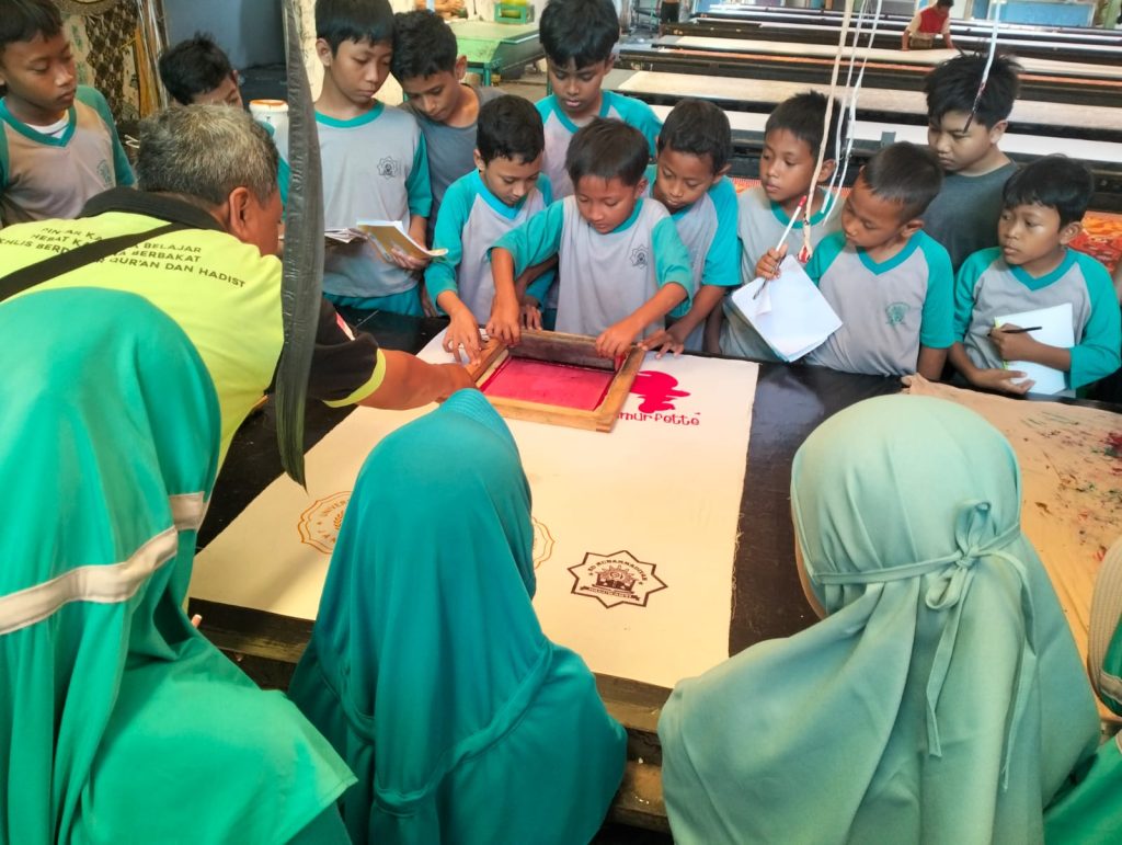 Sebanyak 35 murid kelas IV, V, dan VI SD Muhammadiyah 21 Solo belajar kewirausahaan di Pabrik Bosso Batik di Kecamatan Kartasura, Sukoharjo, Senin (21/10/2024).