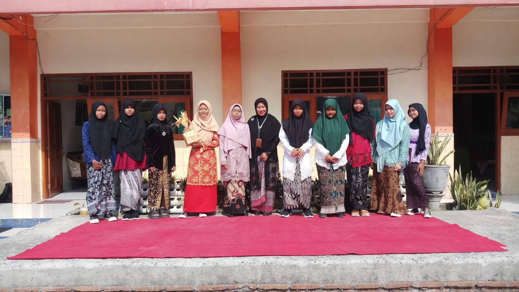 MTs Muhammadiyah Solo menyelenggarakan rangkaian acara Bulan Bahasa tahun ini. Kegiatan dimulai dengan upacara Hari Sumpah Pemuda pada Senin (28/10/2024) yang diikuti seluruh warga madrasah.