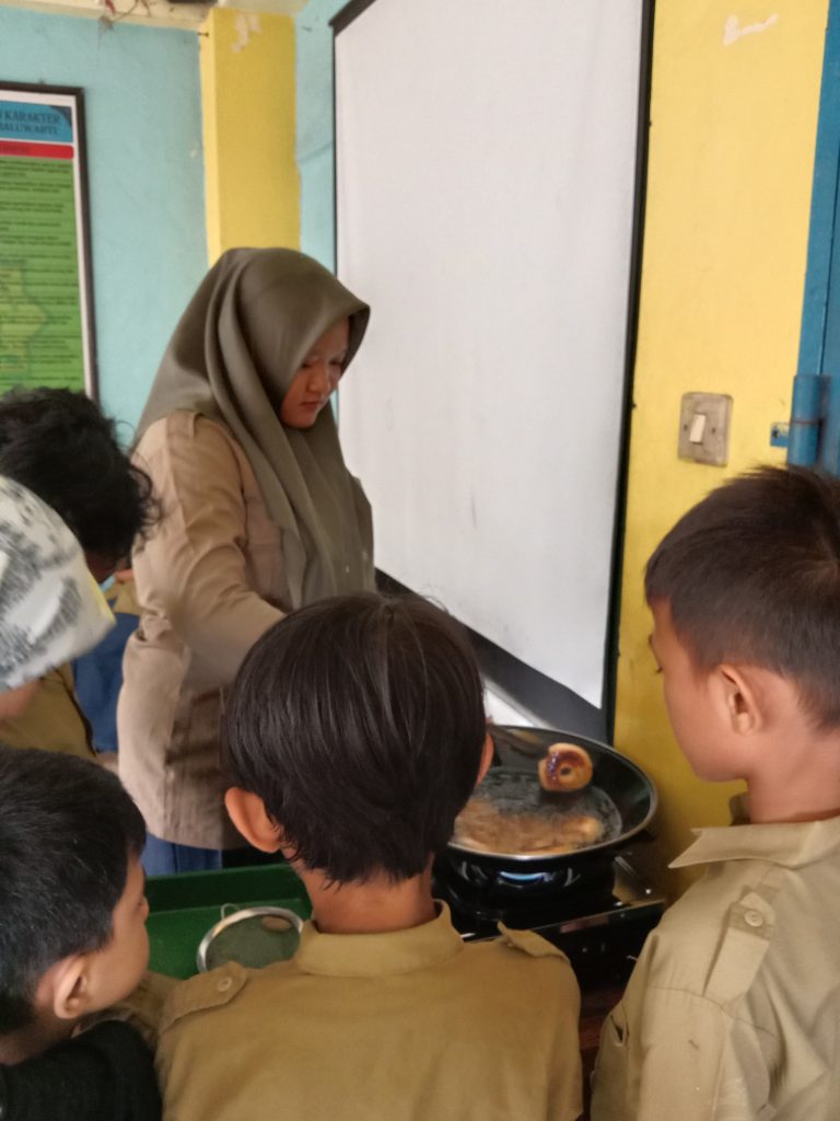 Sebanyak 47 siswa Kelas I, II, dan III SD Muhammadiyah 21 Baluwarti Solo mengikuti kelas memasak atau cooking class membuat donat di aula sekolah setempat, Jumat (25/10/2024).