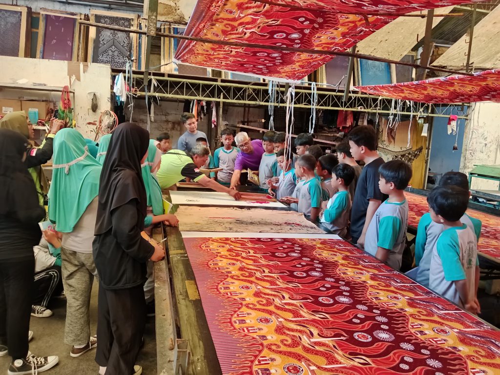 Belajar Wirausaha, SD Muhammadiyah 21 Solo Kunjungi Pabrik Bosso Batik