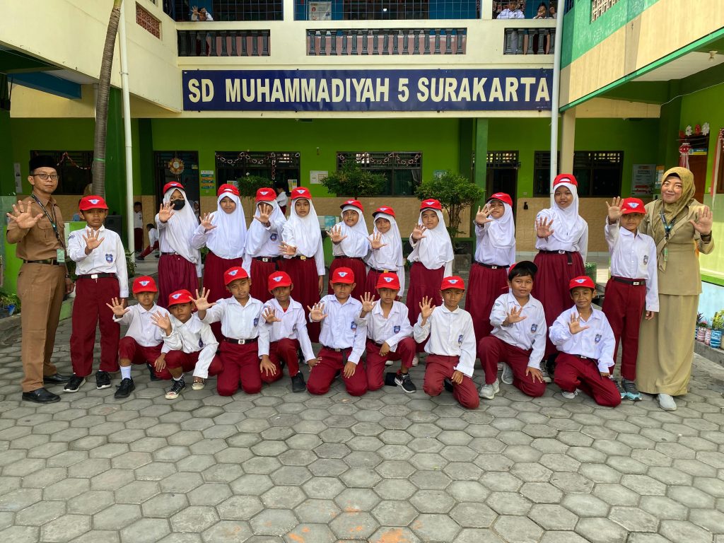 SD Muhammadiyah 5 Solo menyelenggarakan kegiatan pelantikan dokter kecil dan patroli keamanan sekolah di halaman sekolah setempat, Senin (28/10/2024). Pelantikan digelar bersamaan dengan peringatan Hari Sumpah Pemuda.