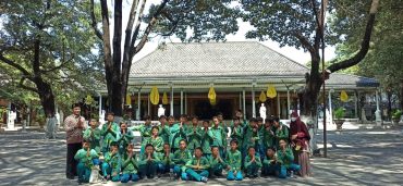 Belajar Sejarah dan Budaya, Siswa SD Muhammadiyah 2 Solo ke Keraton Solo