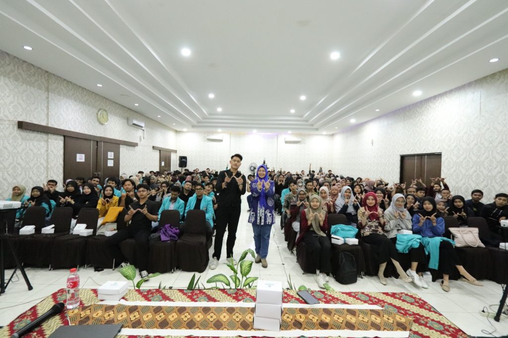 Universitas Muhammadiyah Surakarta (UMS) melalui Wirausaha Merdeka Kampus (WMK) berupaya meningkatkan kompetensi kewirausahaan mahasiswa dengan melakukan kegiatan lanjutan workshop dan seminar. Kegiatan berlangsung di Assalam Syariah Hotel Selasa (1/10/2024).