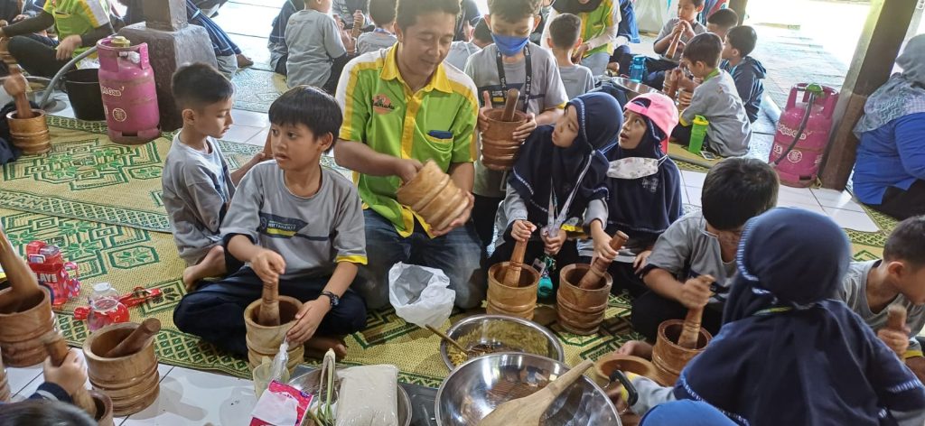 Siswa SD Muhammadiyah PK Solo Fieldtrip Bikin Jamu Godhog