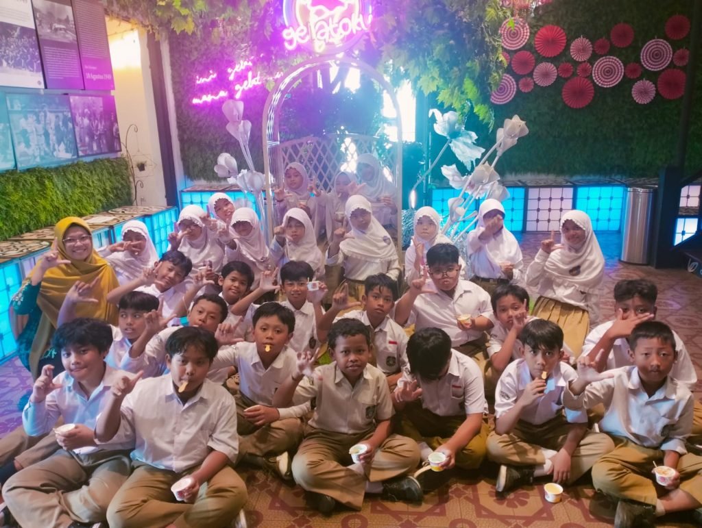 Siswa Kelas 5 SD Muhammadiyah 2 Solo Belajar Tematik di Luar Kelas