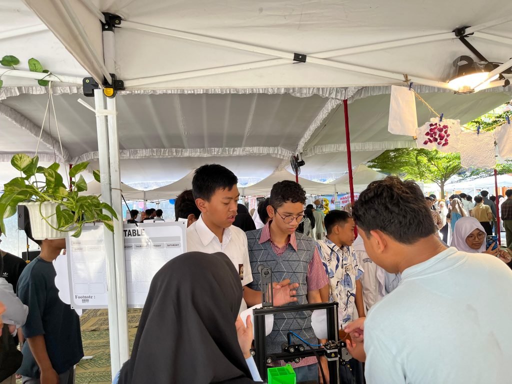 Ada suasana berbeda di halaman SMA Muhammadiyah Program Khusus (PK) Kottabarat Solo. Hari itu, Kamis (24/10/2024) proses kegiatan pendidikan diwarnai kemeriahan tampilan seni dan pameran produk hasil karya siswa kelas XII.