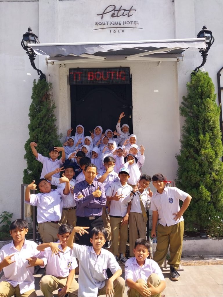 Siswa Kelas 5 SD Muhammadiyah 2 Solo Belajar Tematik di Luar Kelas