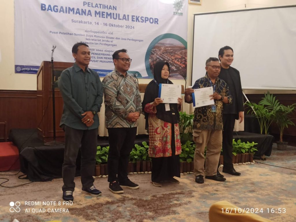 PCM Colomadu mengikut pelatihan “Bagaimana Memulai Ekspor” yang digelar di Lorin Hotel, 14-16 Oktober 2024. Kegiatan itu digelar LP UMKM PP Muhammadiyah bekerjasama dengan Kementerian Perdagangan Republik Indonesia.