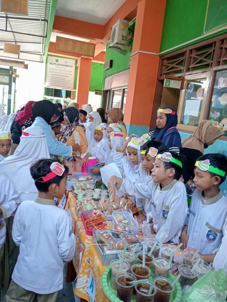 SD Muhammadiyah 11 Solo mengisi jeda semester hari ketiga dengan mengadakan kegiatan Market Day di halaman sekolah, Rabu (9/10/2024).