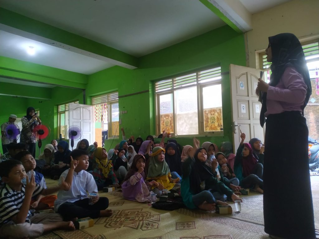 Siswa SMA Muhammadiyah PK Solo Ikuti Live In Society