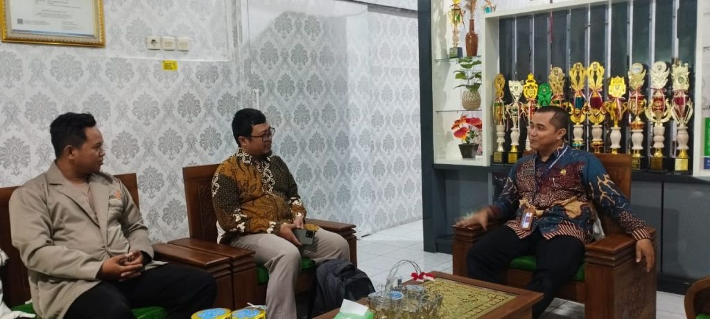 LazisMu PDM Kota Solo menggelar silaturahim ke SD Muhammadiyah 2 Kauman (Mudaka), Solo, Selasa (29/10/2024). Kegiatan itu dalam rangka konsolidasi program kerja di gerai LazisMu SD Mudaka.