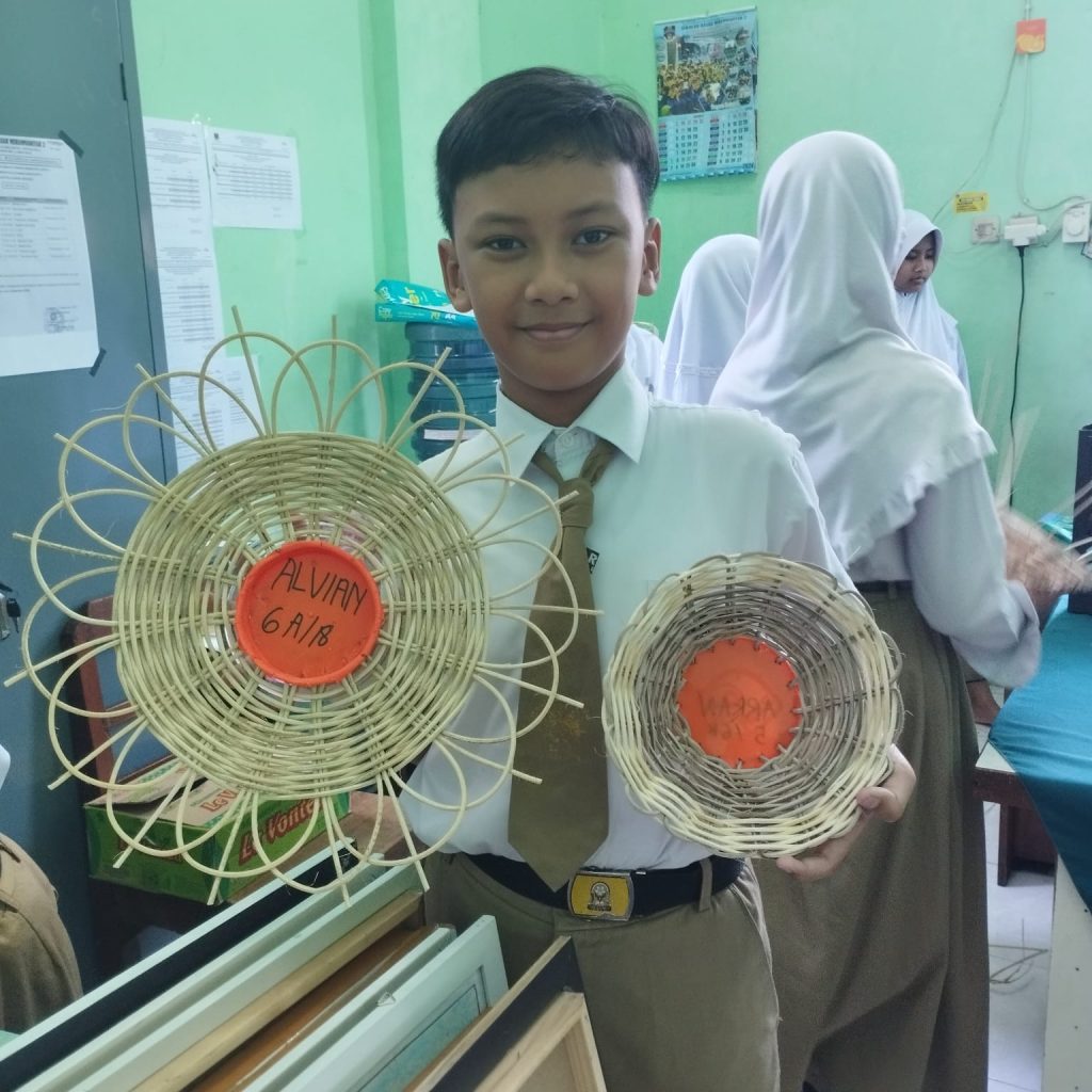 Siswa SD Muhammadiyah 2 Solo Menganyam Rotan untuk Praktik Kewirausahaan