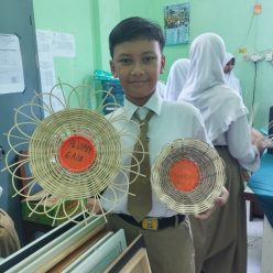 Siswa SD Muhammadiyah 2 Solo Menganyam Rotan untuk Praktik Kewirausahaan