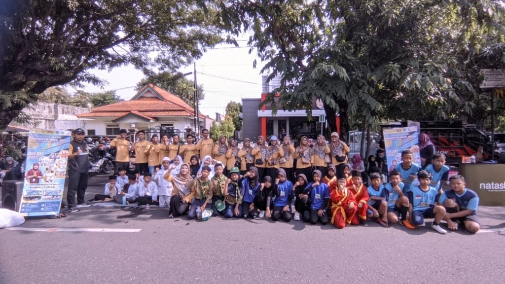 SD Muhammadiyah 11 Mangkuyudan Solo menggelar sosialisasi Penerimaan Peserta Didik Baru (PPDB) di car free day (CFD) Slamet Riyadi Solo, Minggu (10/11/2024).