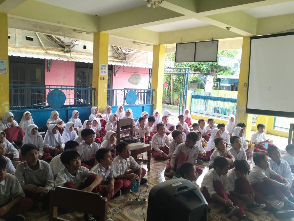 Momentum milad ke-112 Muhammadiyah dimanfaatkan SD Muhammadiyah 21 Baluwarti Solo untuk menggelar nonton bareng (nobar) film Sang Pencerah di aula sekolah setempat, Senin (18/11/2024). (Humas)