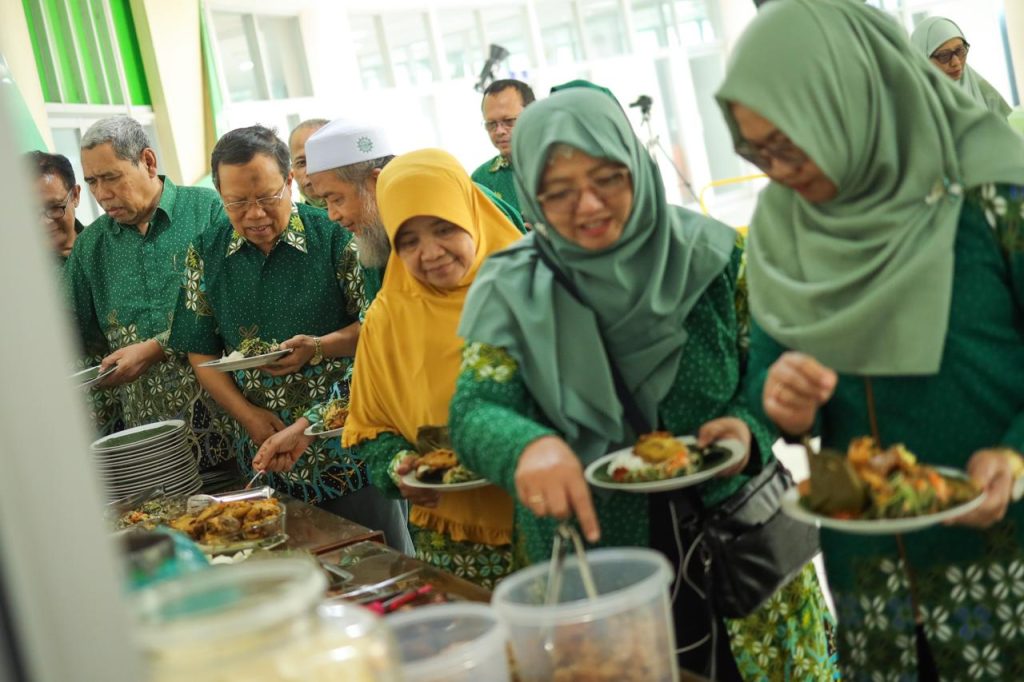 Universitas Muhammadiyah Surakarta (UMS) menggelar tasyakuran Milad Muhammadiyah yang pada tahun ini tepat berusia 112 tahun. Tasyakuran diawali ungkapan syukur dan laporan dari Rektor UMS pada Senin (18/11/2024) di Ruang Sidang BPH, Gedung Induk Siti Walidah UMS.