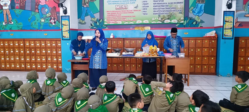 Sebanyak 82 murid kelas II SD Muhammadiyah Program Khusus (PK) Kottabarat Solo mengikuti kegiatan life skill belajar memasak tempe mendoan di aula sekolah setempat, Purwosari, Laweyan, Solo, Jumat (1/11/2024).