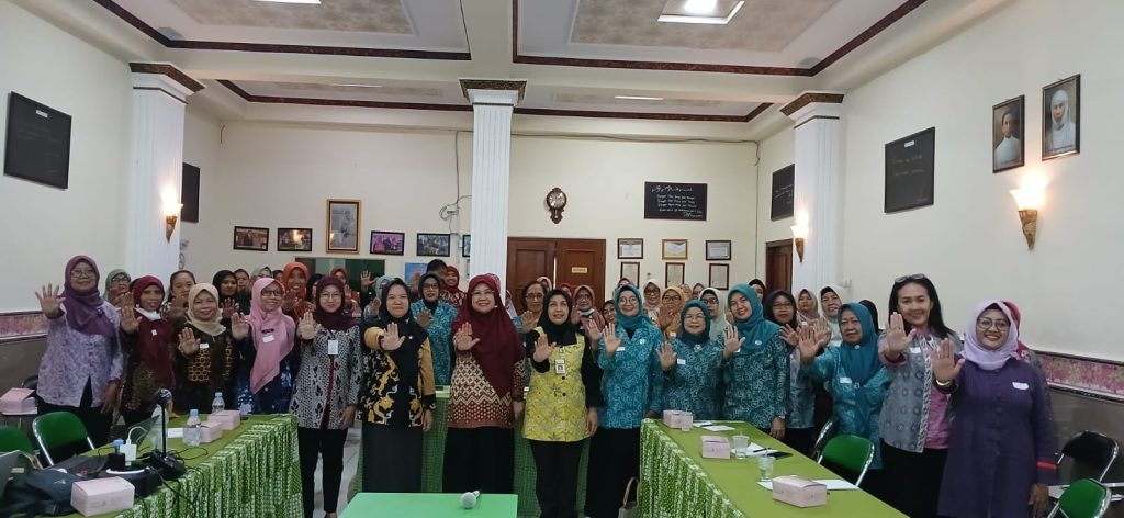 Dinas Ketahanan Pangan (Dishanpan) Pemerintah Provinsi Jawa Tengah (Jateng) menggelar diskusi jajanan anak sekolah sehat dan aman secara hybrid dengan tatap muka di aula sekolah sehat SD Muhammadiyah 1 Solo dan online. Kegiatan diikuti ibu-ibu kader pangan Kota Surakarta dan Kabupaten Sukoharjo, Kamis (28/11/2024).