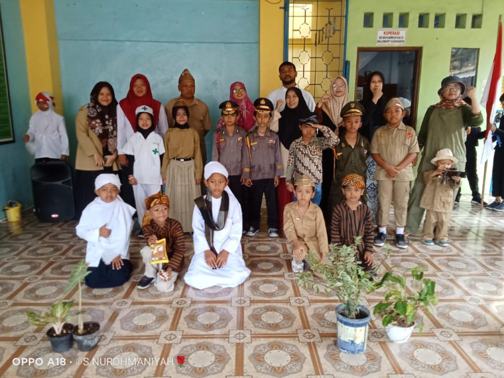 SD Muhammadiyah 21 Baluwarti Solo mengadakan aksi teatrikal memperingati Hari Pahlawan di halaman sekolah setempat, Senin (11/11/2024).