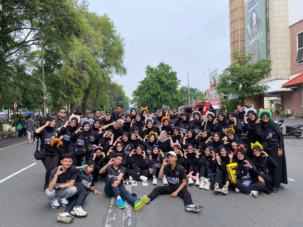 Program Studi Fisioterapi Fakultas Ilmu Kesehatan (FIK) Universitas Muhammadiyah Surakarta (UMS) menggelar kegiatan "Expo Fisioterapi Komunitas" di Car Free Day (CFD) Jl. Slamet Riyadi Solo, tepatnya di depan Hotel Diamond, Minggu (24/11/2024).