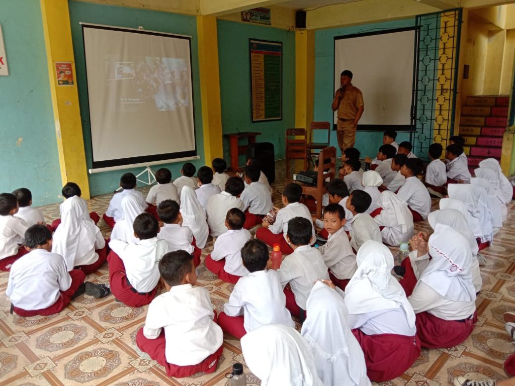 Momentum Milad, SD Muhammadiyah 21 Solo Nonton Bareng Film Sang Pencerah