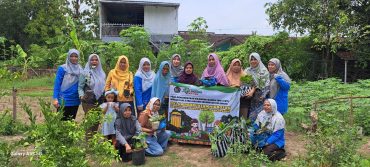 Tim P2AD UMS Latih Warga Bikin Kompos Hidroton di Karanganyar