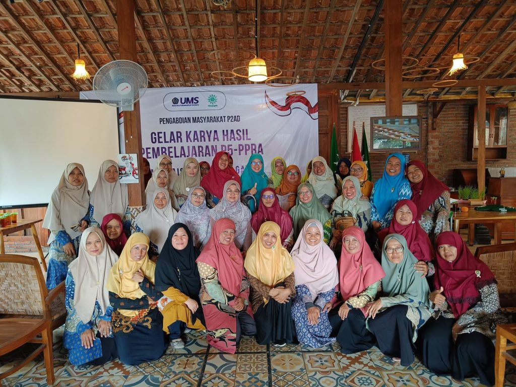 Tim Pengabdian Masyarakat (P2AD) yang didanai Lembaga Pengabdian Masyarakat dan Pengembangan Persyarikatan (LPMPP) Universitas Muhammadiyah Surakarta (UMS) menggelar kegiatan bertajuk ‘Gelar Karya Hasil Pembelajaran P5-PPRA PAUD Aisyiyah Kecamatan Gatak’ di Griya Dahar Cendani, Trangsan Gatak, Sukoharjo, Kamis (28/11/2024).