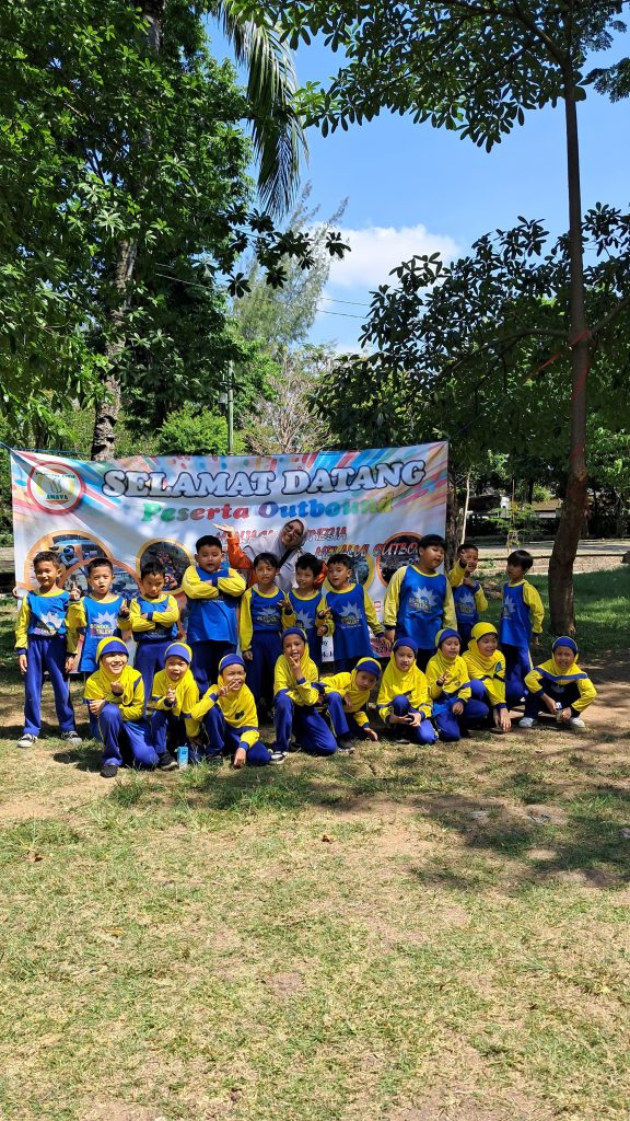 Siswa kelas II A,B,C SD Muhammadiyah 2 Kauman, Solo outing class ke Taman Banjarsari dalam rangka projek sekolah, pekan lalu.