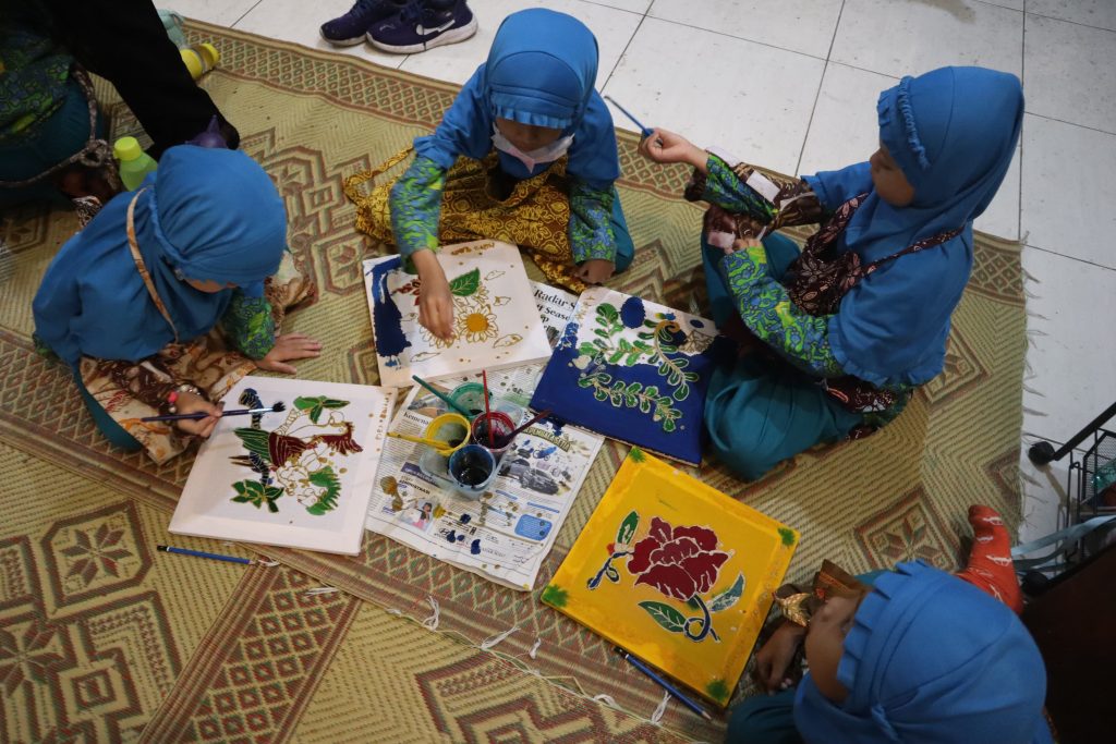 Siswa Kelas II SD Muhammadiyah 2 Solo Belajar Mengenal Batik