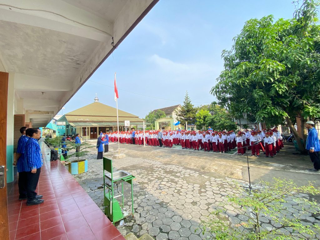 SD Muhammadiyah 6 Solo Rayakan Hari Guru dengan Beri Santunan Yatim