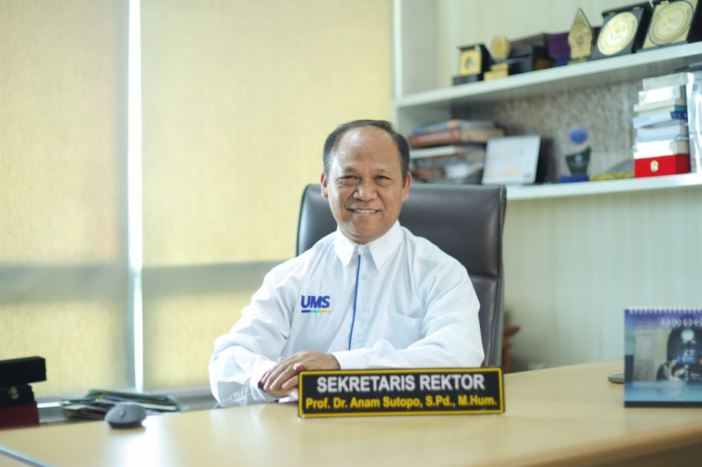 Guru Besar Bidang Linguistik Universitas Muhammadiyah Surakarta (UMS), Prof. Anam Sutopo