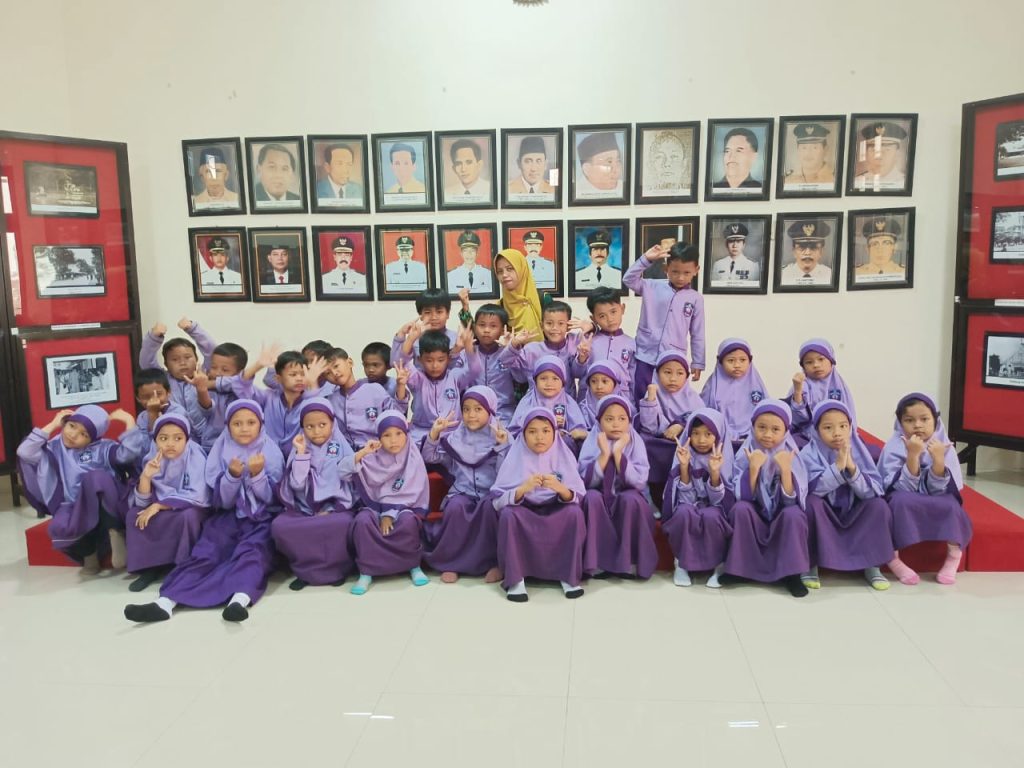 Buku adalah teman yang paling tenang dan setia. Buku adalah bahasa universal. Ungkapan itu menginspirasi MIM Ngasem Colomadu untuk mengunjungi Perpustakaan Daerah (Perpusda) Solo, Senin (18/11/2024).