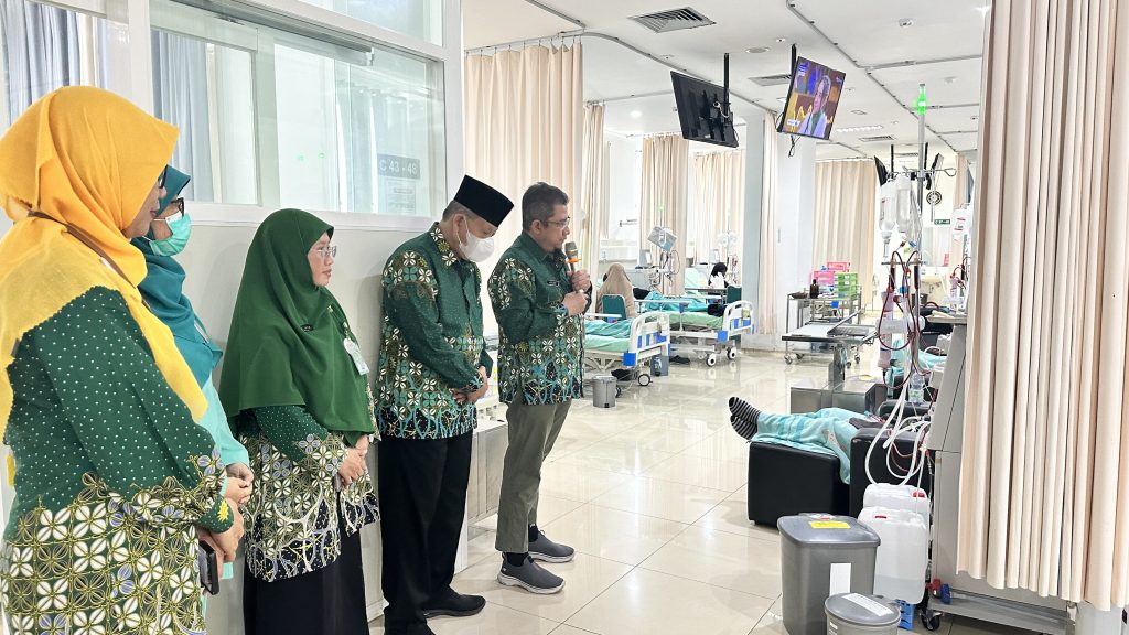 Selesai Apel Peringatan Milad Muhammadiyah Ke-112, dilanjutkan dengan pemberian 500 souvenir Milad Ke-97 RS PKU Muhammadiyah Solo kepada pasien yang sedang menjalani perawatan maupun pengunjung yang akan periksa di RS PKU Muhammadiyah Solo.