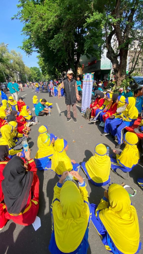 Keluarga besar SD Muhammadiyah 2 Kauman (Mudaka), Solo menyemarakkan milad ke-87 sekolah dengan berbagai kegiatan di Car Free Day (CFD) Jl. Slamet Riyadi, Solo, Minggu (17/11/2024).