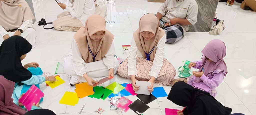 Sebanyak 14 murid kelas X SMA Muhammadiyah Program Khusus (PK) Kottabarat Solo mengikuti kegiatan Live In Society di TPQ Nurusy Syifa Kagokan Pajang, Kec Laweyan Jumat (1/11/2024).