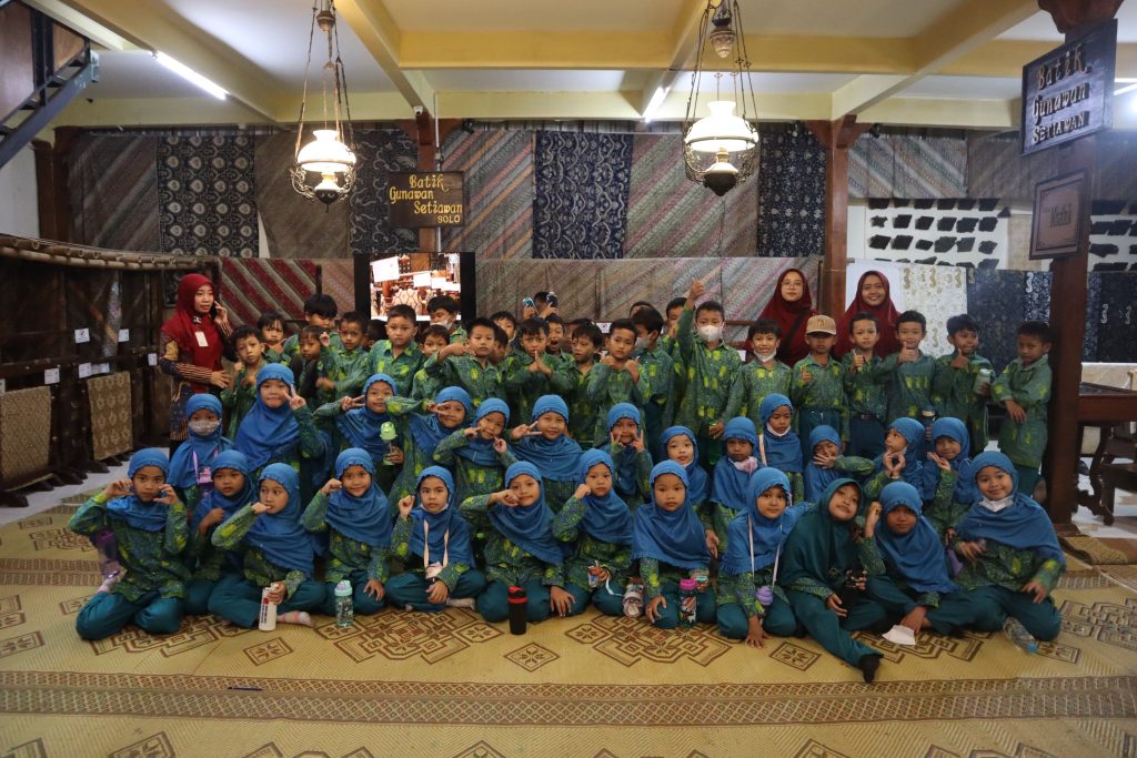 Siswa kelas II A,B,C SD Muhammadiyah 2 Kauman (Mudaka), Solo belajar mengenal kain batik dan membatik di Batik Gunawan Setiawan, Kauman, Solo, beberapa waktu lalu.