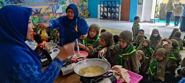 Murid Kelas II SD Muhammadiyah PK Solo Praktik Keterampilan Memasak