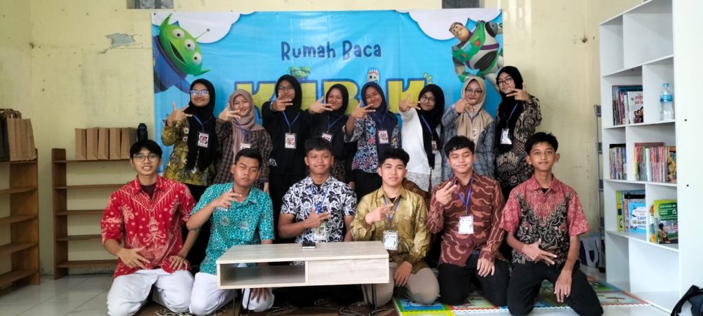 SMA Muhammadiyah Program Khusus (PK) Kottabarat Solo menggelar program Live In Society 2024 bagi siswa kelas X yang bekerjasama dengan ranting-ranting Muhammadiyah di Solo.