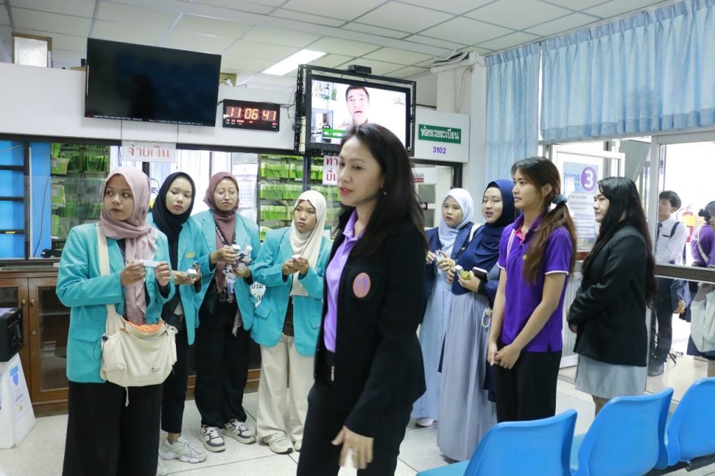Program studi Kesehatan Masyarakat (Kesmas) Fakultas Ilmu Kesehatan (FIK) Universitas Muhammadiyah Surakarta (UMS) menggelar Student Exchange: UMS-SCPHKK 2024 dengan tema “Expanding The Horizons: Public Health Journey in Thailand”. (Humas)