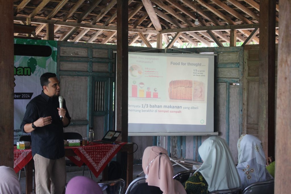 Sebagai bagian program pengabdian masyarakat yang bertujuan mendukung pengembangan Kawasan Karangkitri sebagai desa wisata berkelanjutan, sebuah pelatihan mengenai pengolahan sampah organik digelar di Kampung Mataraman, Jl. Ringroad Selatan No. 93, Bantul, Jogja.