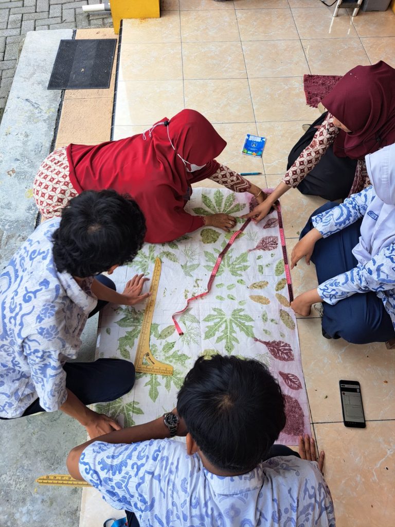 MP Muhammadiyah 2 Solo berkolaborasi dengan SMK Muhammadiyah 5 Solo untuk memperkenalkan teknik ecoprint atau pewarnaan alami kepada para siswa, Kamis (14/11/2024).
