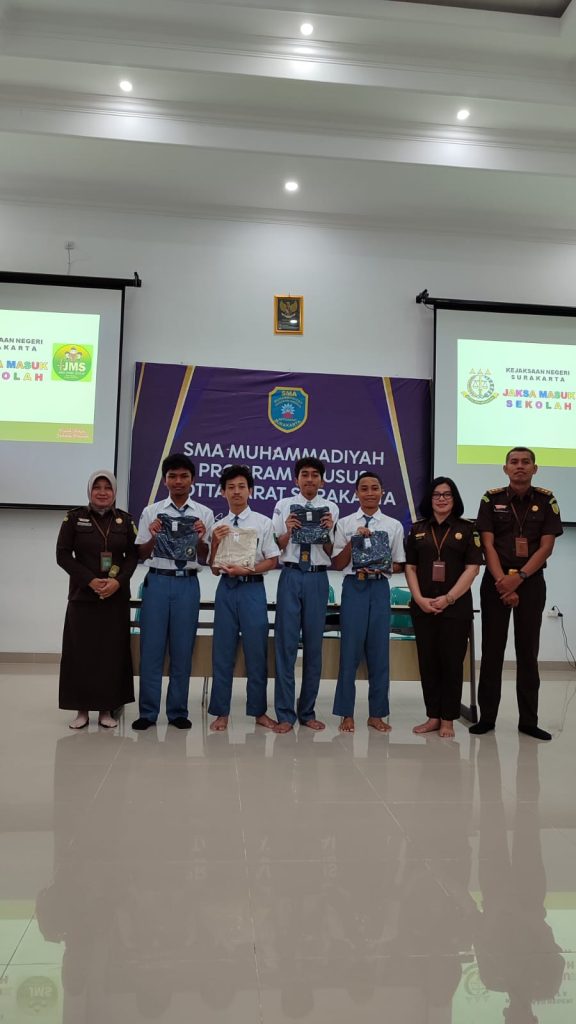 Kejaksaan Negeri (Kejari) Solo melaksanakan program Jaksa Masuk Sekolah di SMA Muhammadiyah Program Khusus (PK) Kottabarat Solo, Senin (4/11/2024).